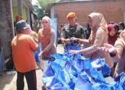 Wing Komando Kopasgat Bagikan Paket Sembako dan Makanan kepada Warga