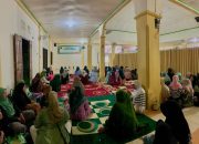 Para perempuan dan ibu-ibu Jamaah Ahmadiyah saat mengikuti pengajian di salah satu masjid di Kota Kendari