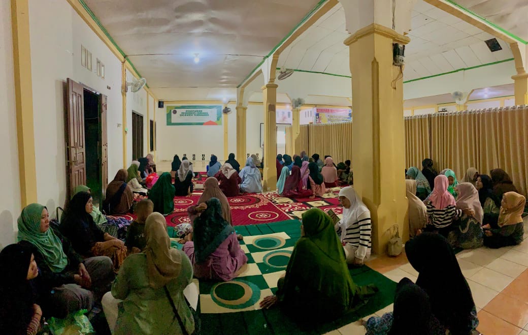 Para perempuan dan ibu-ibu Jamaah Ahmadiyah saat mengikuti pengajian di salah satu masjid di Kota Kendari