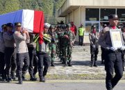Gugur dalam Tugas, Jenazah Bripka Anumerta Ronald M. Enok Diterbangkan ke Jayapura dan Dimakamkan di Sentani