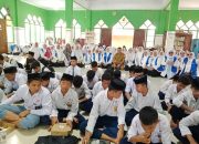 Peringati HUT ke-50 IWAPI, DPD IWAPI Sultra Gelar Pembagian Makanan Bergizi Gratis di Pondok Pesantren Darul Mukhlisin