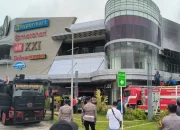 Dua Unit Armoured Water Cannon Brimob Sultra Dikerahkan Bantu Padamkan Api di Mall The Park Kendari