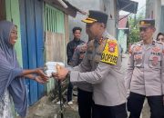 Polres Kolaka Bagikan Nasi Kotak kepada Masyarakat di Kelurahan Sabilambo