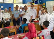 Lanud Haluoleo Kendari bersama Kadin Sultra Salurkan MBG di SDN 6 Abeko dan SDN 2 Lameuru 