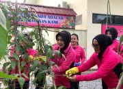 Dukung Ketahanan Pangan Bhayangkari Satbrimob Sultra Panen Berbagai Jenis Sayuran