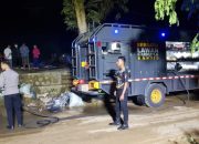 Personel Ditsamapta Polda Sultra Respon Cepat Bantu Padamkan Kebakaran di Perumahan TPA Puuwatu