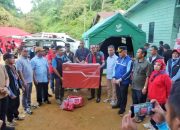 Pj Wali Kota Kendari Serahkan Bantuan kepada Korban Kebakaran di TPA Puuwatu
