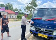 Operasi Keselamatan Anoa 2025, Satlantas Polres Konsel Berikan Selebaran Imbauan Keselamatan Berlalu Lintas