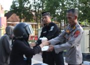 Bid Humas Polda Sultra Bagikan Takjil Gratis untuk Pengendara di Bulan Ramadan