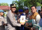 Kapolres Kolaka Bagi-Bagi THR kepada Seluruh Personil