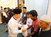 Gubernur Sultra Laksanakan Sholat Tarawih dan Bagikan 305 Paket Sembako kepada Warga Kendari 