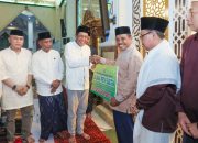 Wakil Gubernur Sultra Serahkan Hibah di Peringatan Nuzulul Qur’an 1446 H/2025 M