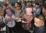 Ribuan Warga Kota Kendari Jemput Wali Kota dan Wakil Wali Kota Kendari di Bandara Haluoleo