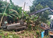 Personel Sipammat Subditgasum Ditsamapta Polda Sultra Evakuasi Mobil Kecelakaan Tunggal di Puuwatu