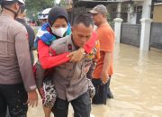 Brimob Sebar Ratusan Anggota ke Titik Banjir Jabodetabek, Evakuasi Anak-Lansia