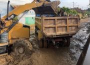 Pemkot Kendari Turunkan Alat Berat Keruk Lumpur di Jalan Segar Kelurahan Pondambea