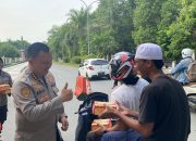 Raih Keberkahan di Bulan Ramadan, Biro SDM Polda Sultra Bagikan Takjil kepada Masyarakat