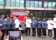 Kalla Toyota Serahkan 1 Unit Mobil Pemadam Kebakaran dan 35 Unit Tempat Sampah ke Pemkot Kendari