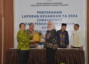 Pemkot Kendari Serahkan LKPD 2024 ke BPK Perwakilan Sultra