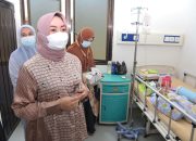 Kunjungi Dua Bayi Penderita Stunting dan TB, Wali Kota Kendari Berikan Santunan Biaya Perawatan