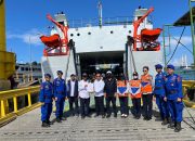 Personel Satgas Operasi Ketupat Anoa 2025 Melaksanakan Pengamanan Arus Mudik di Pelabuhan Kota Kendari