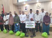 Wali Kota Kendari Serahkan Bantuan kepada Masyarakat Kurang Mampu