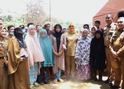 Wali Kota Kendari Serahkan Bantuan kepada Korban Kebakaran di TPA Puuwatu