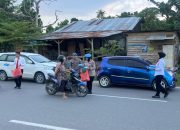 Momen Ramadan, Divpropam Polri Bagikan Takjil kepada Warga Kota Kendari