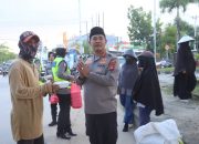 Kapolresta Kendari Kembali Berbagi Takjil di Momen Ramadan