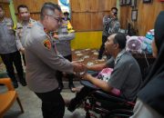 Kapolda Sultra Besuk Personel Polres Kendari yang Sakit