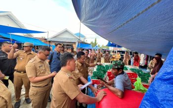 Tinjau Harga Sembako, Bupati Mubar Salurkan Bantuan Beras untuk Warga