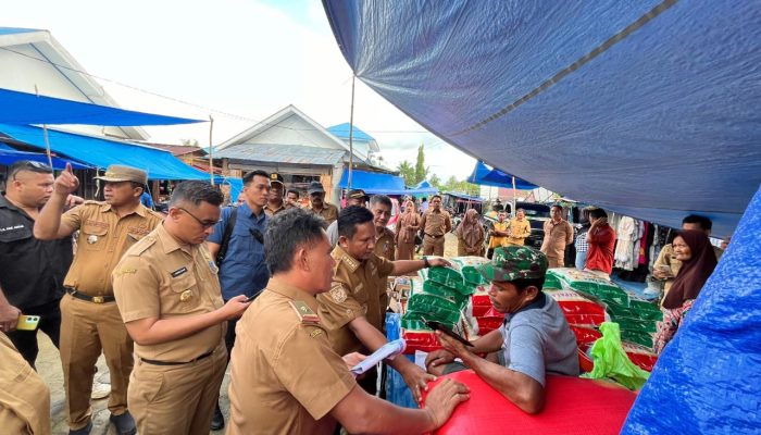 Tinjau Harga Sembako, Bupati Mubar Salurkan Bantuan Beras untuk Warga