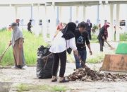 Komitmen Ciptakan Lingkungan Bersih dan Sehat, Pemkot Kendari Gelar Kerja Bakti di Taman Kota
