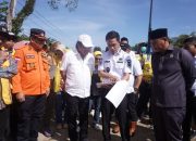 Wakil Ketua Komisi V DPR RI Didampingi Bupati Konut Tinjau Jalan Penghubung yang Terendam Banjir di Desa Sambandete