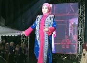 Gunakan Busana Tenun Khas Tolaki, Ketua Dekranasda Kota Kendari Tampil Memukau di Fashion Show