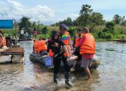 Brimob Sultra Evakuasi Warga Terdampak Banjir di Desa Linomoyo, Konawe Utara