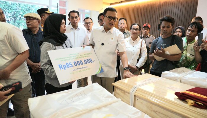 Hadir untuk Pekerja Migran Indonesia: BPJAMSOSTEK Serahkan Santunan Kematian kepada Keluarga PMI Musthakfirin
