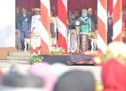 Pimpin Upacara Peringatan Hardiknas 2025, Wali Kota Serahkan Bantuan Program Kendari Cerdas