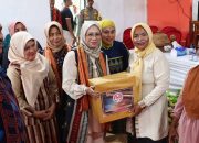 Ketua Dekranasda Sultra Serahkan Bantuan ke Perajin Tenun Desa Masalili dan Dorong Promosi Produk Lokal
