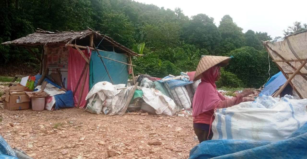 Bode, saat beraktifitas mengarungi botol plastik