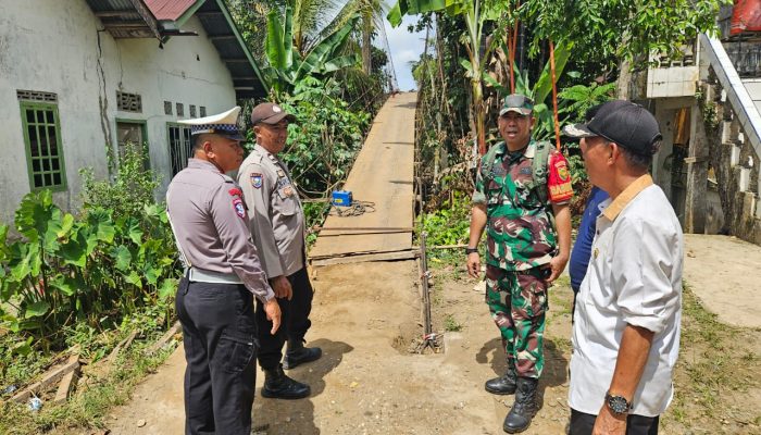 Polres Merangin Turun Tangan Perbaiki Jembatan Gantung Viral di Medsos