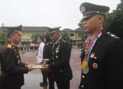 Dimomen Harkitnas ke-117, Polda Sultra Beri 36 Penghargaan kepada Personel dan Masyarakat yang Berprestasi 