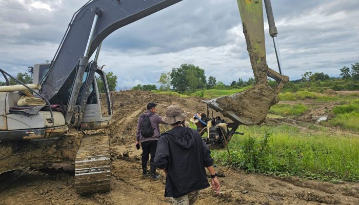 Polres Bombana Tangkap Penambang Ilegal di Desa Wububangka, Satu Buah Excavator Turut Diamankan