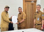 Jaga Kesinambungan Roda Pemerintahan, Wawali Kota Kendari Serahkan Surat Perintah Penunjukan Dua Pejabat Plt