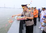Sambut Hari Bhayangkara ke-79, Polda Sultra Laksanakan Upacara Tabur Bunga di Teluk Kendari