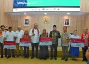 Sekjen Kemensos RI Serahkan Bantuan Santunan kepada Korban Bencana Non Alam di Kota Kendari 