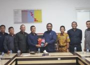 Ketua DPRD Terima Buku Data dan Infografik Pemilihan Walikota dan Wakil Walikota Kendari 2024