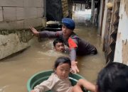 Meski Dengan Ember, Evakuasi Balita di Jaktim Dilakukan Dengan Sigap