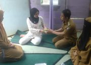Camat Puuwatu Bagikan Makanan Tambahan kepada Anak Penderita Stunting