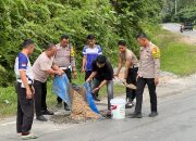 Jaga Keselamatan Pengguna Jalan, Polres Koltim Tambal Jalan Berlubang 